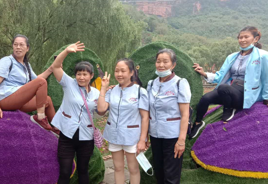 大桥老年公寓员工剪影.png